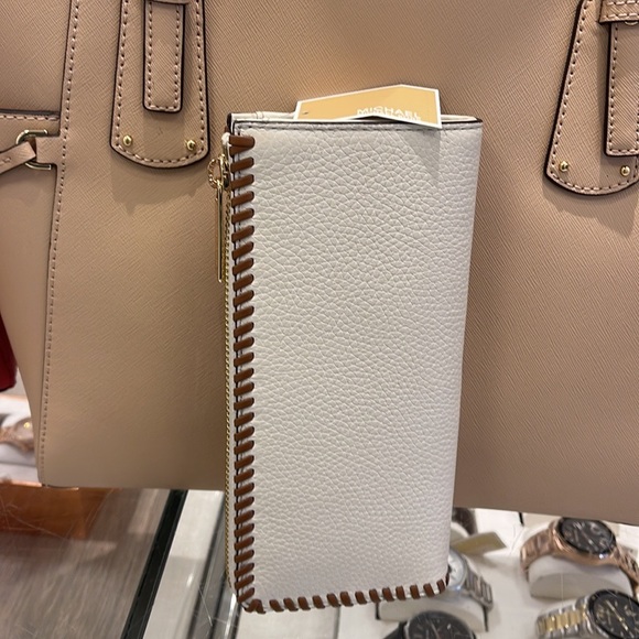 Michael Kors Jet Set Travel Large Pebble Leather Quarter-Zip Wallet
NWT - Picture 9 of 16